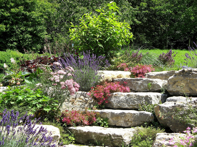 Steingarten mit Treppe aus Natursteinen